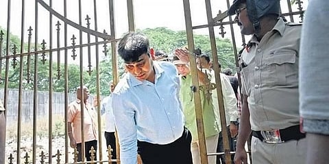 ಜೆ.ಜೆ.ನಗರದಲ್ಲಿ ಬಿಬಿಎಂಪಿ ಕಚೇರಿ ನಿರ್ಮಿಸಲು ಸಮಾಧಿ ಧ್ವಂಸ ಮಾಡಲಾಗಿದೆ ಎಂಬ ದೂರಿನ ಹಿನ್ನೆಲೆಯಲ್ಲಿ ಲೋಕಾಯುಕ್ತ ಎಸ್ಪಿ ಲಕ್ಷ್ಮೀ ಗಣೇಶ್ ಬುಧವಾರ ಭೂಮಿ ಪರಿಶೀಲನೆ ನಡೆಸಿದರು.