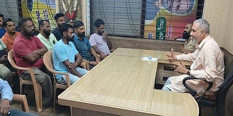 ಸ್ಪೀಕರ್ ವಿಶ್ವೇಶ್ವರ ಹೆಗಡೆ ಕಾಗೇರಿ ಜೊತೆಗೆ ರೌಡಿ ಶೀಟರ್ ಫಯಾಜ್ ಚೌಟಿ ಇರುವ ಚಿತ್ರ