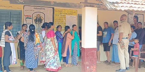 ಶಿವಮೊಗ್ಗ ಜಿಲ್ಲೆಯ ಮತಗಟ್ಟೆಯಲ್ಲಿ ಮತಚಲಾಯಿಸಲು ಬಂದಿದ್ದ ಮತದಾರರು