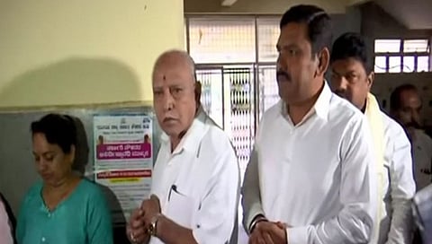 ಮತದಾನಕ್ಕೆ ಸರತಿ ಸಾಲಿನಲ್ಲಿ ನಿಂತಿರುವ ಬಿಎಸ್.ಯಡಿಯೂರಪ್ಪ ಹಾಗೂ ಅವರ ಪುತ್ರ.