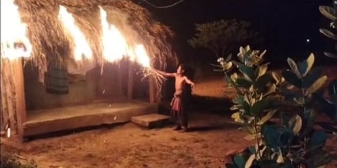 ಒಡಿಶಾದ ವ್ಯಕ್ತಿಯೊಬ್ಬ ತನ್ನ ಮನೆಗೆ ತಾನೇ ಬೆಂಕಿ ಹಚ್ಚುತ್ತಿರುವ ದೃಶ್ಯ