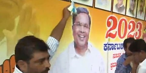 ಸಿದ್ದರಾಮಯ್ಯ ಫ್ಲೆಕ್ಸ್ಗೆ ಹಾಲಿನ ಅಭಿಷೇಕ