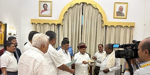 ರಾಜ್ಯಪಾಲರನ್ನು ಭೇಟಿ ಮಾಡಿ ಸರ್ಕಾರ ರಚನೆಗೆ ಹಕ್ಕು ಮಂಡಿಸಿದ ಡಿಕೆ ಶಿವಕುಮಾರ್, ಸಿದ್ದರಾಮಯ್ಯ