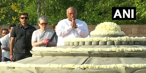 ರಾಜೀವ್ ಗಾಂಧಿ ಅವರ 32ನೇ ಪುಣ್ಯತಿಥಿ ಅಂಗವಾಗಿ ಪುಷ್ಪ ನಮನ ಸಲ್ಲಿಸಿದ ಮಲ್ಲಿಕಾರ್ಜುನ ಖರ್ಗೆ, ಸೋನಿಯಾ ಗಾಂಧಿ