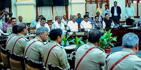 ಪೊಲೀಸ್ ಅಧಿಕಾರಿಗಳೊಂದಿಗೆ ಸಭೆಯಲ್ಲಿ ಮುಖ್ಯಮಂತ್ರಿ ಸಿದ್ದರಾಮಯ್ಯ, ಡಿಸಿಎಂ ಡಿಕೆ ಶಿವಕುಮಾರ್ ಮತ್ತಿತರರು