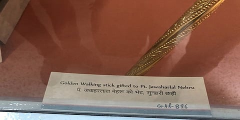 ನೆಹರೂರವರಿಗೆ ಉಡುಗೊರೆ ನೀಡಿದ್ದರು ಎಂದು ಹೇಳುತ್ತಿರುವ ಸೆಂಗೋಲ್ ಚಿತ್ರ