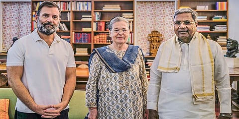 ಕರ್ನಾಟಕ ಮುಖ್ಯಮಂತ್ರಿ ಸಿದ್ದರಾಮಯ್ಯ ಅವರು ಕಾಂಗ್ರೆಸ್ ಮಾಜಿ ಅಧ್ಯಕ್ಷೆ ಸೋನಿಯಾ ಗಾಂಧಿ ಮತ್ತು ರಾಹುಲ್ ಗಾಂಧಿ ಅವರನ್ನು ನವದೆಹಲಿಯಲ್ಲಿ ಭೇಟಿಯಾದರು.