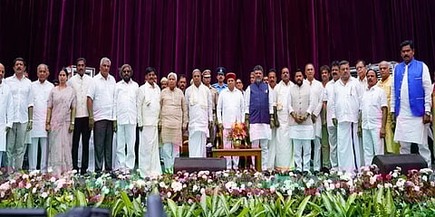 ರಾಜಭವನದಲ್ಲಿ ಪ್ರಮಾಣ ವಚನ ಸ್ವೀಕರಿಸಿದ ನೂತನ 24 ಮಂದಿ ಸಚಿವರು