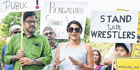 ಭಾನುವಾರ ಫ್ರೀಡಂ ಪಾರ್ಕ್ನಲ್ಲಿ ಮಾಜಿ ಅಥ್ಲೀಟ್ ರೀತ್ ಅಬ್ರಹಾಂ ಮತ್ತು ಇತರರು ಕುಸ್ತಿಪಟುಗಳಿಗೆ ಬೆಂಬಲ ವ್ಯಕ್ತಪಡಿಸಿದರು.
