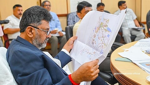 ಸಭೆಯಲ್ಲಿ ಮಾಹಿತಿ ಪಡೆದುಕೊಳ್ಳುತ್ತಿರುವ ಡಿಕೆ.ಶಿವಕುಮಾರ್.