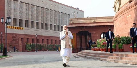 ಸಂಸತ್ತು ಭವನ ಹೊರಗೆ ಪ್ರಧಾನಿ ನರೇಂದ್ರ ಮೋದಿ