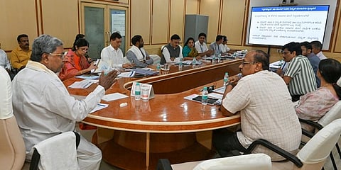 ಸಿಎಂ ಸಿದ್ದರಾಮಯ್ಯ ನೇತೃತ್ವದಲ್ಲಿ ಸರ್ಕಾರಿ ಅಧಿಕಾರಿಗಳ ಸಭೆ