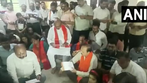 ಹನುಮಾನ್ ಚಾಲೀಸಾ ಪಠಿಸುತ್ತಿರುವ ಸಿಎಂ ಬೊಮ್ಮಾಯಿ.