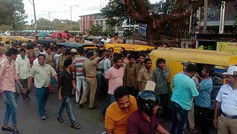 ಬೆಳಗಾವಿಯ ಸಿಟಿ ಬಸ್ ನಿಲ್ದಾಣದ ಎದುರು ಆಟೋ-ರಿಕ್ಷಾಗಳ ಮಾಲೀಕರು ಮತ್ತು ಚಾಲಕರು ಪ್ರತಿಭಟನೆ ನಡೆಸುತ್ತಿರುವುದು.