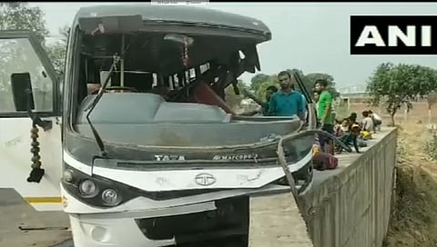 ಸೇತುವೆಗೆ ಡಿಕ್ಕಿ ಹೊಡೆದು ಜಖಂಗೊಂಡಿರುವ ಬಸ್.