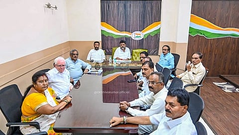 ಕೆಪಿಸಿಸಿ ಕಚೇರಿಯಲ್ಲಿ ಮಾಜಿ ಮೇಯರ್ ಗಳೊಂದಿಗೆ ಸಭೆ ನಡೆಸಿದ ಡಿಕೆ.ಶಿವಕುಮಾರ್.