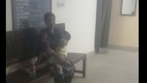 ಠಾಣೆಯಲ್ಲಿ ಕುಳಿತಿರುವ ಮಹಿಳೆ.