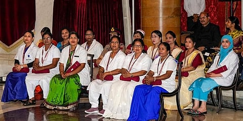 ನೈಟಿಂಗೇಲ್ ಪ್ರಶಸ್ತಿ ಸ್ವೀಕರಿಸಿದ ಶುಶ್ರೂಷಕರು