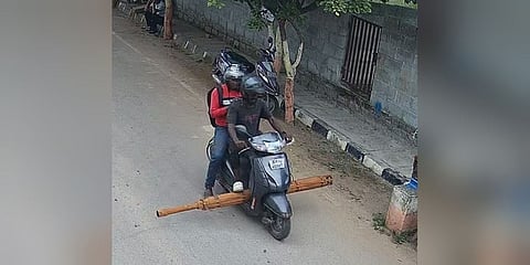 ಪೈಪ್ ಹೊತ್ತೊಯ್ಯುತ್ತಿರುವ ಖದೀಮರು.
