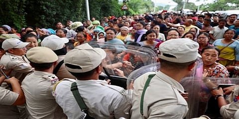 ರಾಹುಲ್ ಭೇಟಿ ವಿರೋಧಿಸಿ ಬೆಂಗಾವಲು ಪಡೆ ತಡೆದ ಪೊಲೀಸರು