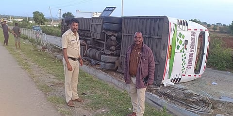 ಬಸ್ ಪಲ್ಟಿಯಾಗಿರುವುದು