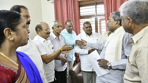 ಗುತ್ತಿಗೆದಾರರ ಸಂಘದ ಅಧ್ಯಕ್ಷರಾದ ಕೆಂಪಣ್ಣ ಅವರ ನೇತೃತ್ವದ ನಿಯೋಗ ಮುಖ್ಯಮಂತ್ರಿಗಳನ್ನು ಭೇಟಿ ಮಾಡಿರುವುದು.