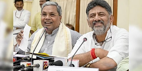 ಶುಕ್ರವಾರ ಬೆಂಗಳೂರಿನಲ್ಲಿ ನಡೆದ ಸಚಿವ ಸಂಪುಟ ಸಭೆಯ ನಂತರ ಮುಖ್ಯಮಂತ್ರಿ ಸಿದ್ದರಾಮಯ್ಯ ಅವರು ಕಾಂಗ್ರೆಸ್ನ ಐದು ಭರವಸೆಗಳ ಅನುಷ್ಠಾನವನ್ನು ಘೋಷಿಸಿದರು