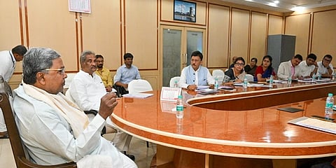 ಮುಖ್ಯಮಂತ್ರಿ ಸಿದ್ದರಾಮಯ್ಯ ಅವರು ಗೃಹ ಜ್ಯೋತಿ ಯೋಜನೆ ಅನುಷ್ಠಾನ ಕುರಿತಂತೆ ಅಧಿಕಾರಿಗಳ ಸಭೆ ನಡೆಸಿದರು.