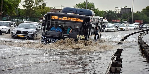 ದೆಹಲಿಯ ರಸ್ತೆಗಳು ನೀರಿನಿಂದ ತುಂಬಿರುವ ಚಿತ್ರ