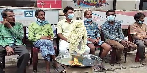 ಎಣ್ಣೆ ಪ್ರಿಯರ ಪ್ರತಿಭಟನೆ