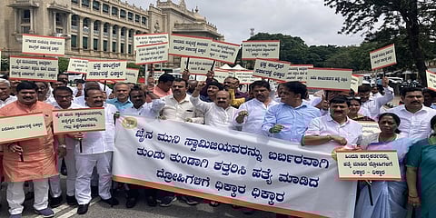 ಮಾಜಿ ಸಿಎಂ ಬಸವರಾಜ ಬೊಮ್ಮಾಯಿ ನೇತೃತ್ವದಲ್ಲಿ ವಿಧಾನ ಸೌಧ ಮುಂದೆ ನಡೆದ ಬಿಜೆಪಿ ನಾಯಕರ ಪ್ರತಿಭಟನೆ