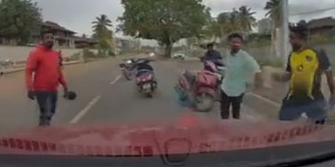 ಕಾರು ಅಡ್ಡಗಟ್ಟಿದ ಆರೋಪಿಗಳು