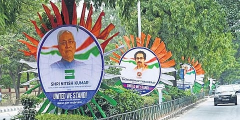 ಬೆಂಗಳೂರಿನಲ್ಲಿ ಪ್ರತಿಪಕ್ಷಗಳ ಸಭೆಗೂ ಮುನ್ನ ವಿವಿಧ ಪಕ್ಷಗಳ ನಾಯಕರ ಬ್ಯಾನರ್ಗಳನ್ನು ಹಾಕಲಾಗಿದೆ.