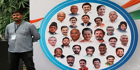 ಬೆಂಗಳೂರಿನ ವಿಪಕ್ಷಗಳ ಸಭೆ ನಡೆದ ಸ್ಥಳದ ಹೊರಗೆ ಅಳವಡಿಸಲಾಗಿದ್ದ ವಿರೋಧ ಪಕ್ಷಗಳ ನಾಯಕರ ಪೋಸ್ಟರ್
