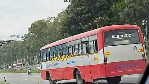 ಒನ್ ವೇಯಲ್ಲಿ ಸಾಗುತ್ತಿರುವ ಕೆಎಸ್ಆರ್'ಟಿಸಿ ಬಸ್.