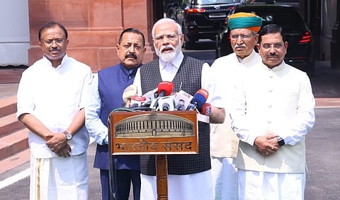 ಇಂದು ಅಧಿವೇಶನ ಆರಂಭಕ್ಕೆ ಮುನ್ನ ಸಂಸತ್ತಿನ ಹೊರಗೆ ಪ್ರಧಾನಿ ಮೋದಿ ಜೊತೆ ಸಚಿವರುಗಳು