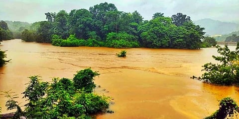 ಕುಕ್ಕೆ ಸುಬ್ರಹ್ಮಣ್ಯ ಬಳಿ ಕುಮಾರಧಾರ ನದಿ ತುಂಬಿ ಹರಿಯುತ್ತಿದ್ದ ದೃಶ್ಯ.