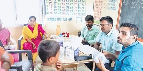 ಸಿದ್ದಾಪುರ ಗ್ರಾಮದಲ್ಲಿ ಆರೋಗ್ಯ ಇಲಾಖೆ ಅಧಿಕಾರಿಗಳು