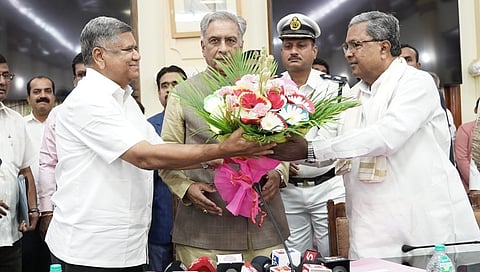 ಜಗದೀಶ್ ಶೆಟ್ಟರ್ ಅವರಿಗೆ ಅಭಿನಂದೆ ಸಲ್ಲಿಸುತ್ತಿರುವ ಸಿಎಂ.