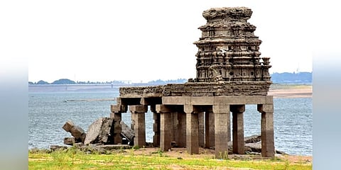 ಕೃಷ್ಣರಾಜ ಸಾಗರ ಜಲಾಶಯದಲ್ಲಿ ನೀರಿನ ಮಟ್ಟ ಕುಸಿದಿದ್ದರಿಂದ ನೀರಿನಲ್ಲಿ ಮುಳುಗಿದ್ದ ಸೂರ್ಯನಾರಾಯಣ ದೇವಸ್ಥಾನ ಮಂಡ್ಯ ಜಿಲ್ಲೆಯ ಹಿನ್ನೀರಿನಲ್ಲಿ ಮತ್ತೆ ಕಾಣಿಸಿಕೊಂಡಿದೆ. Express Photo Udayashankar S