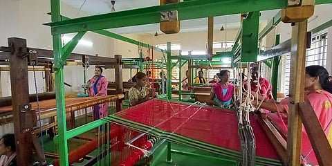 ಜಿಲ್ಲಾ ಸಂಪನ್ಮೂಲ ಕೇಂದ್ರ ಮಣಿಪಾಲದಲ್ಲಿ ಉಡುಪಿ ಸೀರೆ ನೇಯುವುದನ್ನು ಕಲಿಯುತ್ತಿರುವ ಮಹಿಳೆಯರು.