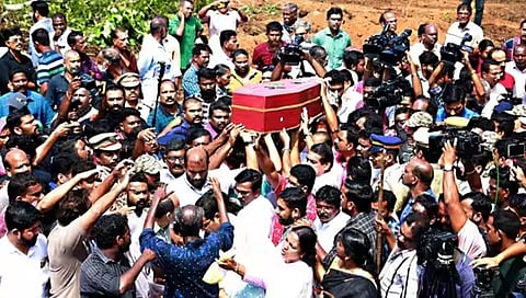 ಅಂತ್ಯಕ್ರಿಯೆಯಲ್ಲಿ ಪಾಲ್ಗೊಂಡಿದ್ದ ಜನ