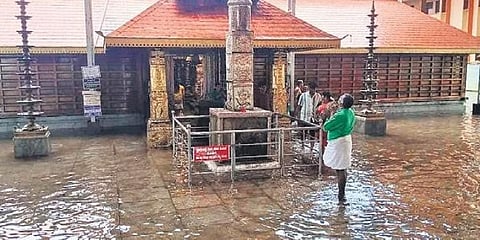 ಜಲಾವೃತಗೊಂಡಿರುವ ಮೂಲ್ಕಿ ಬಪ್ಪನಾಡು ದೇವಸ್ಥಾನ.