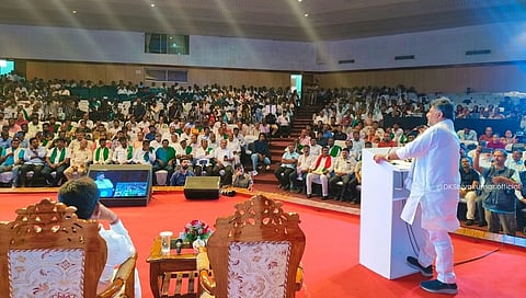 ಬೆಂಗಳೂರಿನ ಸೆಂಟ್ರಲ್ ಕಾಲೇಜಿನ ಜ್ಞಾನಜ್ಯೋತಿ ಸಭಾಂಗಣದಲ್ಲಿ ನಡೆದ ಬಿ.ಡಿ.ಎ ಪೆರಿಫೆರಲ್ ರಿಂಗ್ ರಸ್ತೆಯ ಯೋಜನೆಯಲ್ಲಿ ಭೂಸ್ವಾಧೀನಕ್ಕೆ ಒಳಗಾಗಿರುವ ರೈತರು ಮತ್ತು ಭೂಮಾಲೀಕರ ಕುಂದು ಕೊರತೆಗಳ ಆಲಿಸುತ್ತಿರುವ ಡಿಕೆ.ಶಿವಕುಮಾರ್.