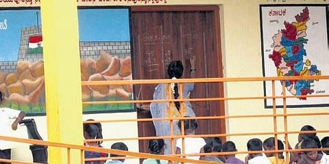 ಶಾಲೆಯ ಕೊಠಡಿಯ ಬಾಗಿಲುಗಳು ಕಪ್ಪು ಹಲಗೆಯಾಗಿ ಬಳಕೆ