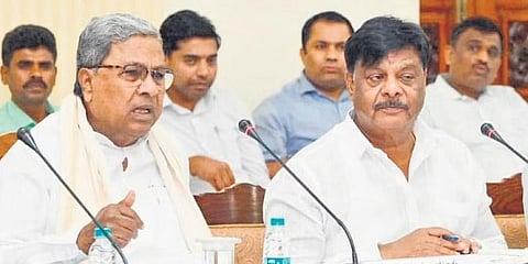ಬೆಂಗಳೂರಿನ ವಿಧಾನಸೌಧದಲ್ಲಿ ಸೋಮವಾರ ನಡೆದ ರಾಜ್ಯ ಎಸ್ಸಿಎಸ್ಟಿ/ಟಿಎಸ್ಪಿ ಅಭಿವೃದ್ಧಿ ಪರಿಷತ್ ಸಭೆಯಲ್ಲಿ ಮುಖ್ಯಮಂತ್ರಿ ಸಿದ್ದರಾಮಯ್ಯ ಮತ್ತು ಸಮಾಜ ಕಲ್ಯಾಣ ಸಚಿವ ಎಚ್ಸಿ ಮಹದೇವಪ್ಪ ಭಾಗವಹಿಸಿದ್ದರು.