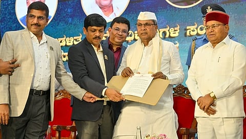 ಕೆ.ಎ.ಎಸ್. ಅಧಿಕಾರಿಗಳ ಸಂಘದ ಶತಮಾನೋತ್ಸವ ಸಮಾರಂಭದಲ್ಲಿ ಸಿಎಂ ಸಿದ್ದರಾಮಯ್ಯ, ರಾಜ್ಯಪಾಲ ಥಾವರ್ ಚಂದ್ ಗೆಹ್ಲೋಟ್.