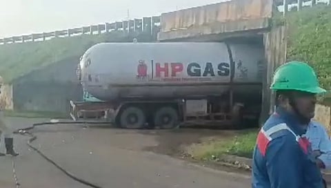 ಅಂಡರ್ ಪಾಸ್ ನಲ್ಲಿ ಸಿಲುಕಿದ ಟ್ಯಾಂಕರ್