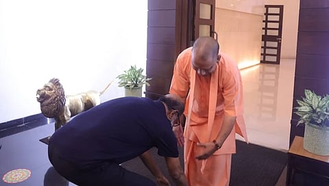 ಯೋಗಿ ಆದಿತ್ಯನಾಥ್ ಪಾದಮುಟ್ಟಿ ನಮಸ್ಕರಿಸುತ್ತಿರುವ ರಜನಿಕಾಂತ್.