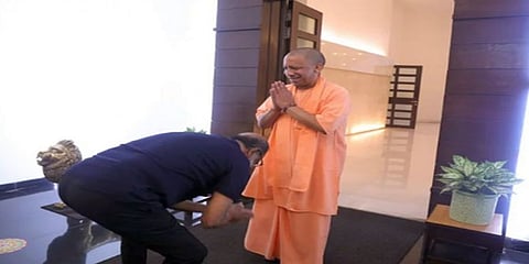 ಯುಪಿ ಸಿಎಂ ಯೋಗಿ ಆದಿತ್ಯನಾಥ್ ಕಾಲಿಗೆ ಬಿದ್ದು ನಮಸ್ಕರಿಸಿದ ರಜನಿಕಾಂತ್